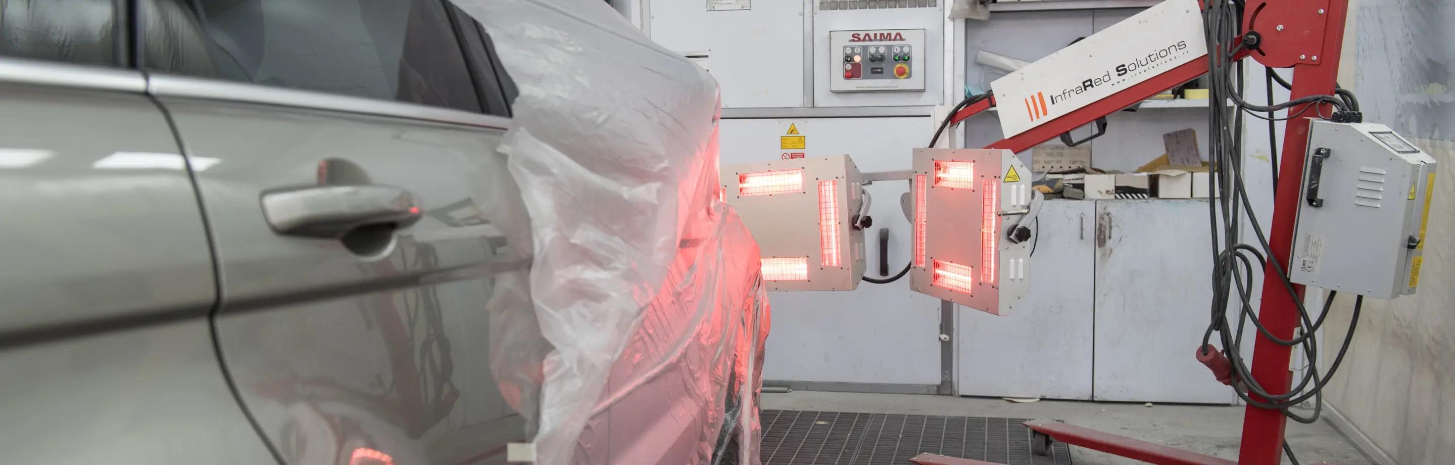 Macchinari a lavoro su un'automobile in riparazione