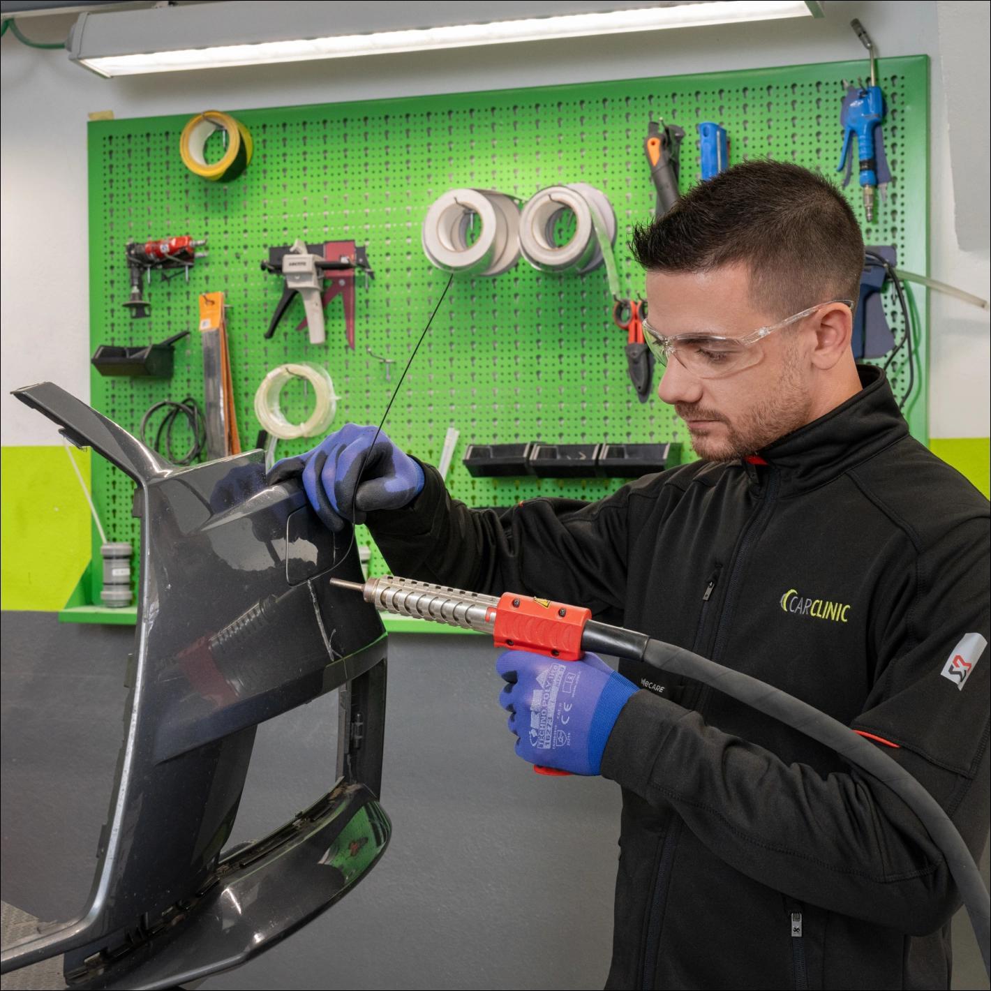 Carrozziere al lavoro