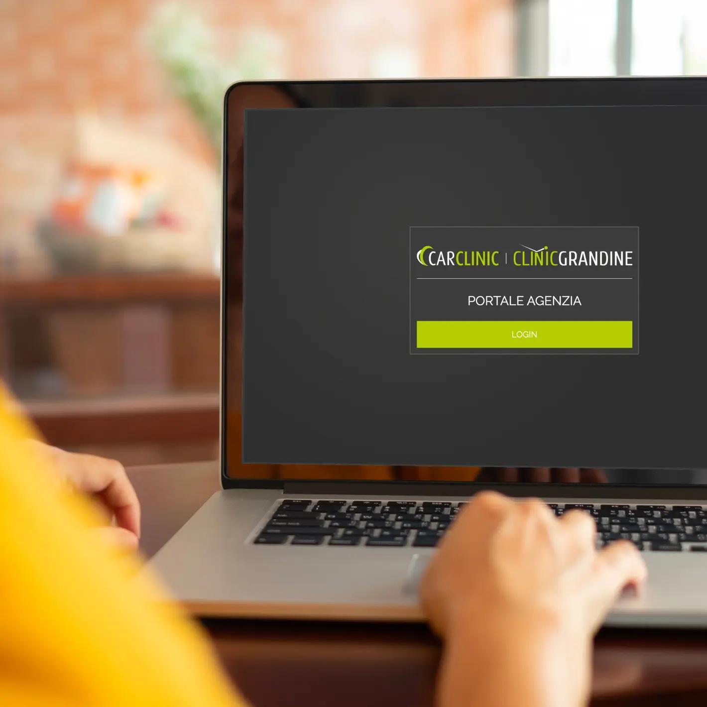 Monitor di un pc portatile in cui è aperta l'homepage del portale degli agenti Car Clinic