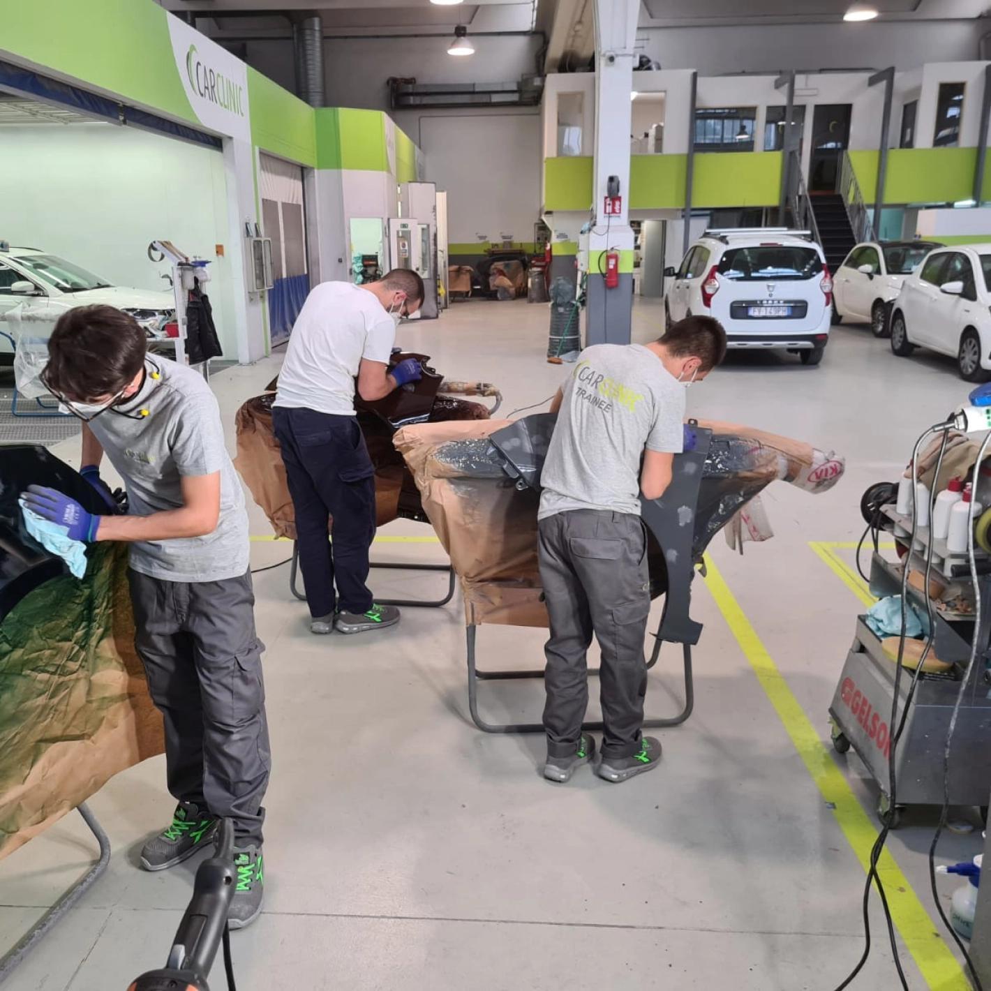 Dipendenti Car Clinic a lavoro in carrozzeria