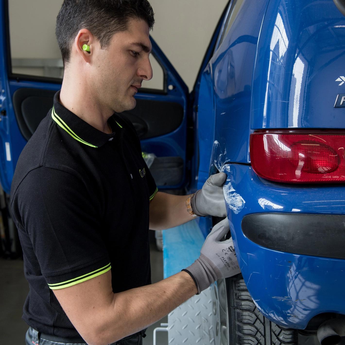 Carrozziere Car Clinic durante la riparazione di una carrozzeria