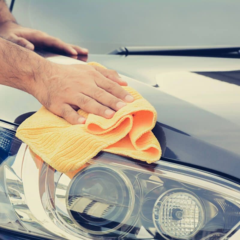 Riparazione e detailing carrozzeria: lucidatura fari auto con panno microfibra professionale
