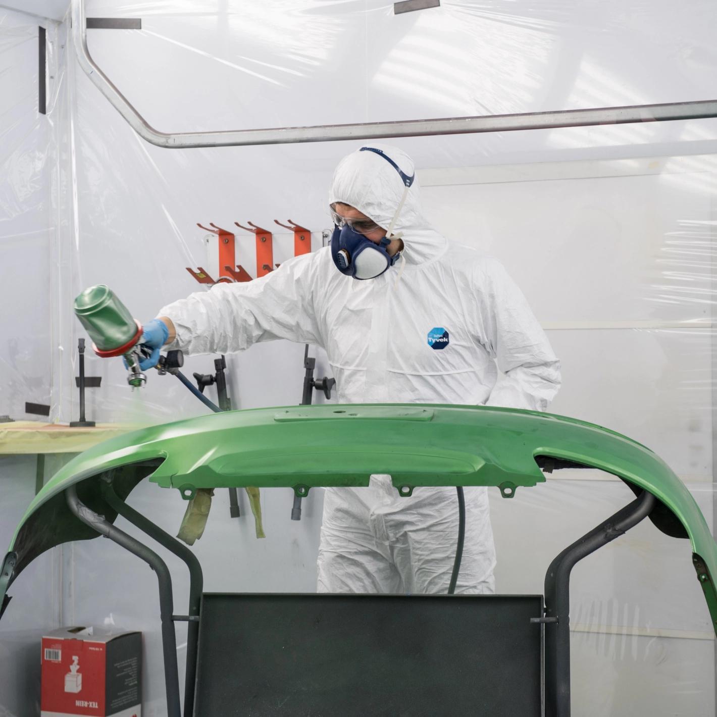 Carrozziere vernicia la nuova carrozzeria