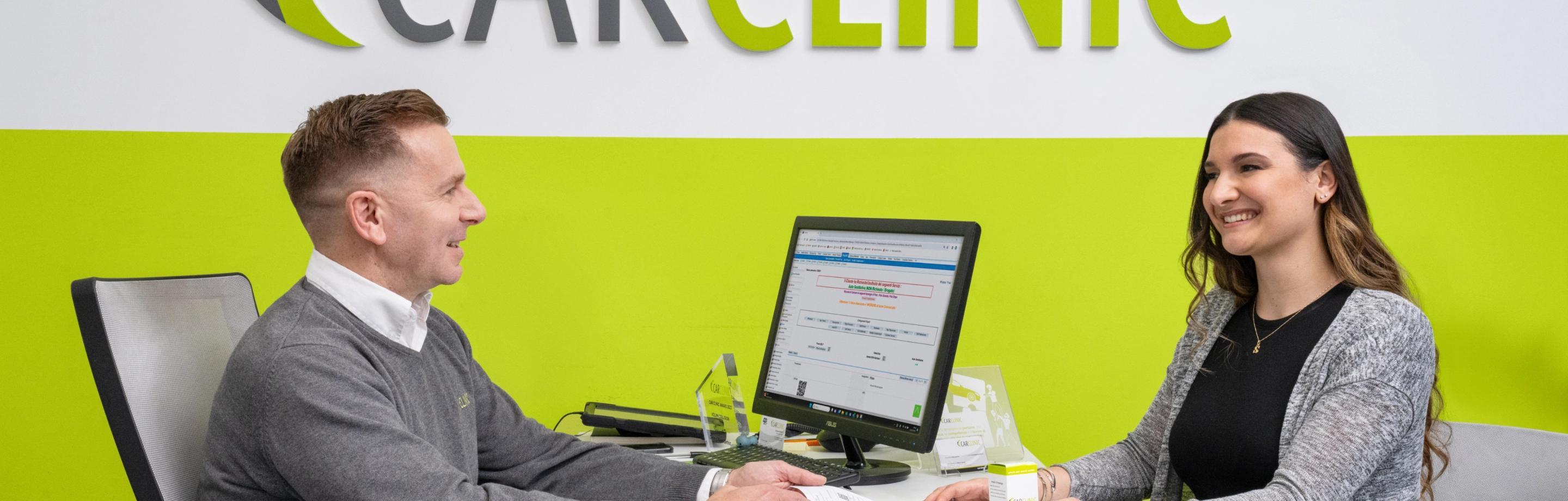 Dipendente Car Clinic al colloquio con una cliente