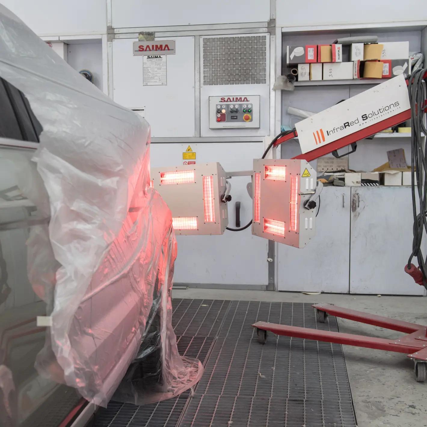 Interno di un carrozzeria Car Clinic con macchinari in opera