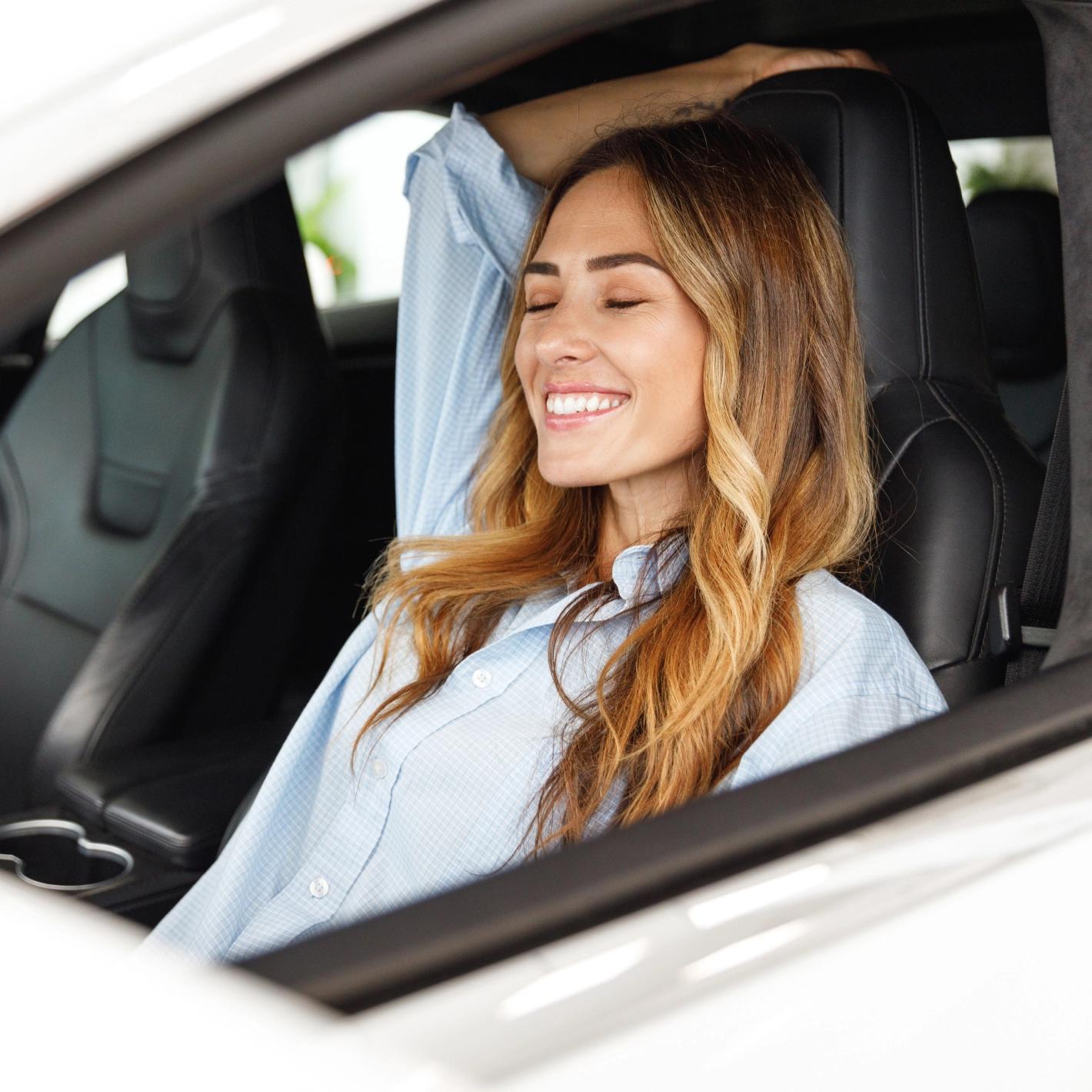 Ragazza in auto serena per aver risolto il danno alla sua auto