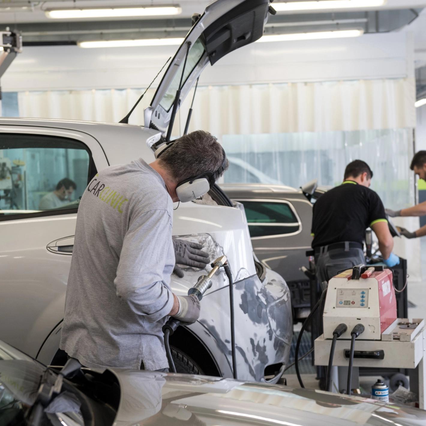 Carrozzieri al lavoro