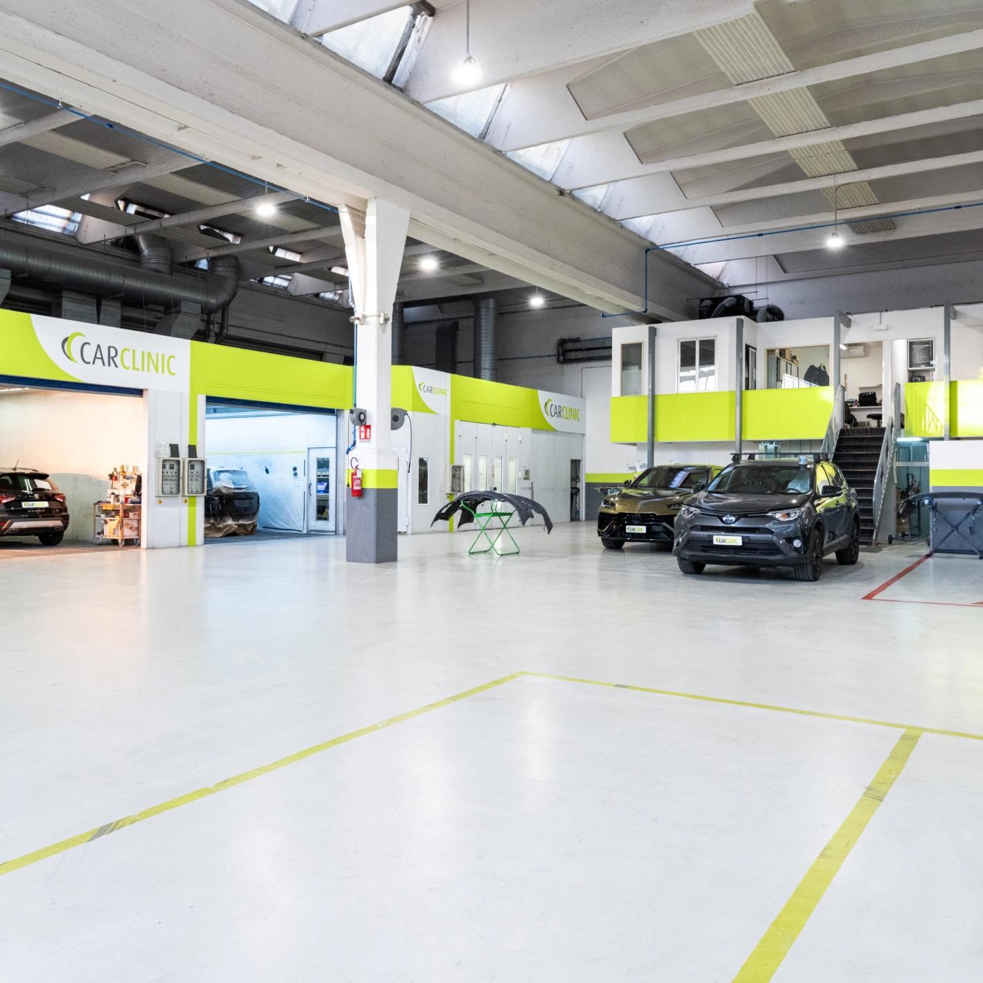 Interno di una carrozzeria Car Clinic