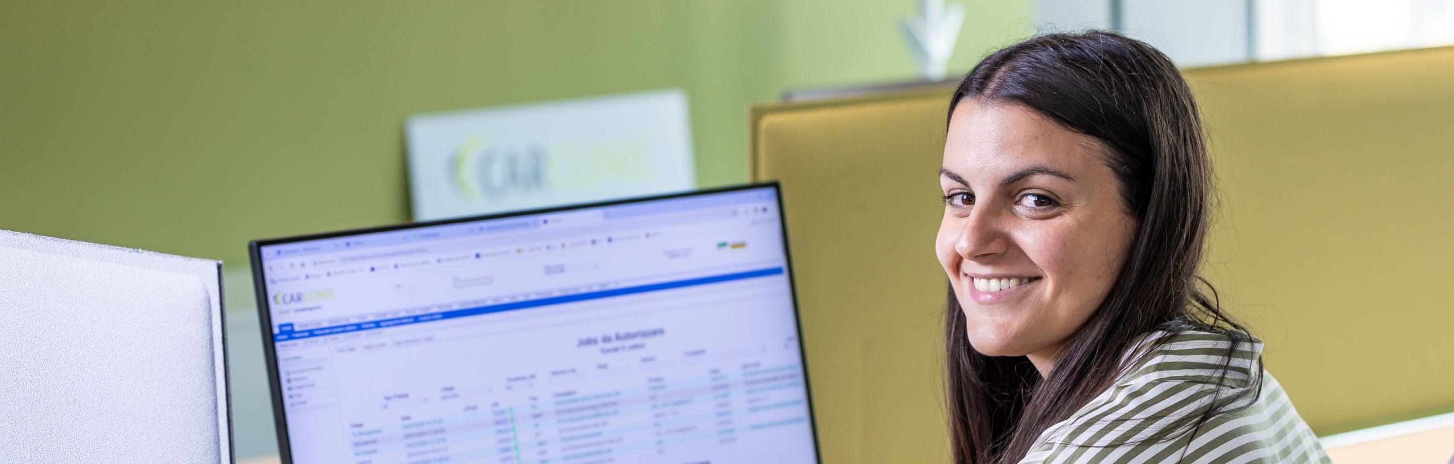 Dipendente Car Clinic al computer