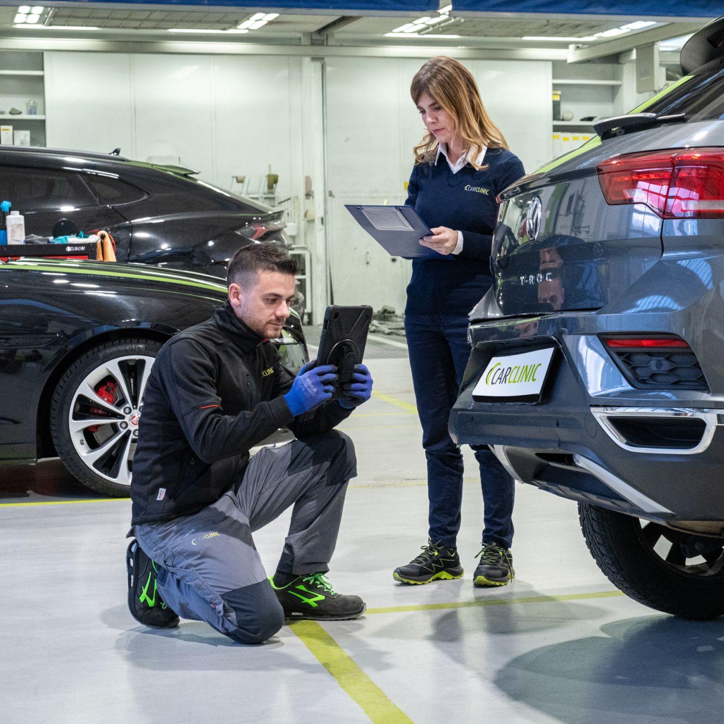 Dipendenti Car Clinic al lavoro in carrozzeria